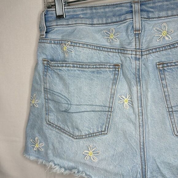 American Eagle Daisy Embroidered Distressed Jean Mom Shorts. Size 4. - Picture 9 of 11